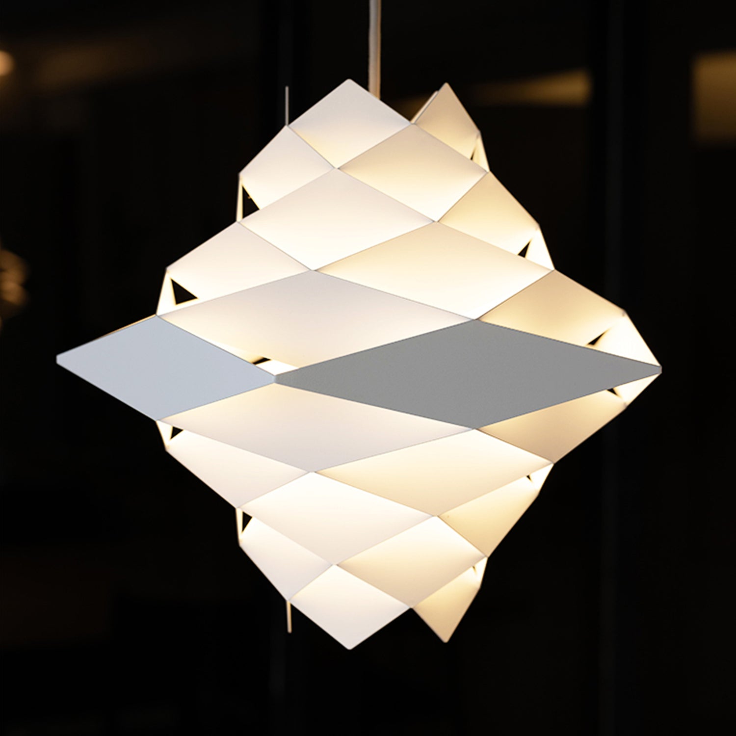 Design Lampe Symfoni 501 hvid preben dal lys side mørk baggrund